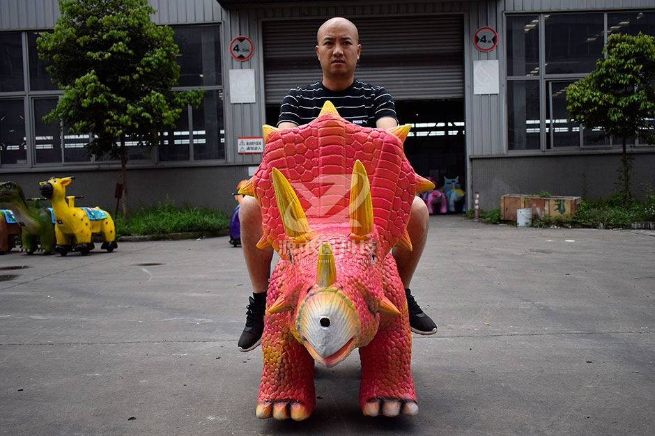 三角恐龍恐龍車，商場騎的三角龍，三角龍童車