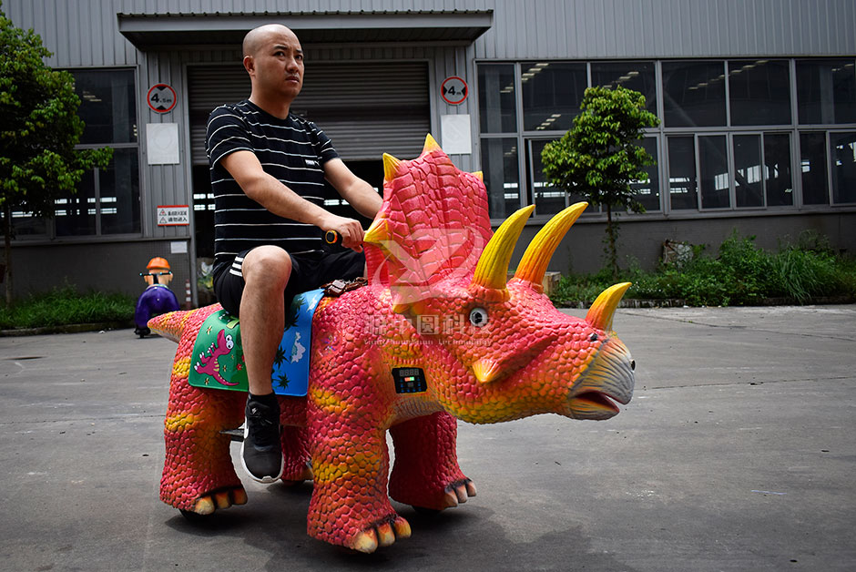 三角恐龍恐龍車，商場騎的三角龍，三角龍童車