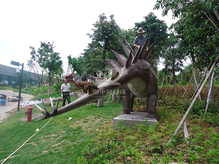 水泥雕塑劍龍制作，水泥恐龍制作